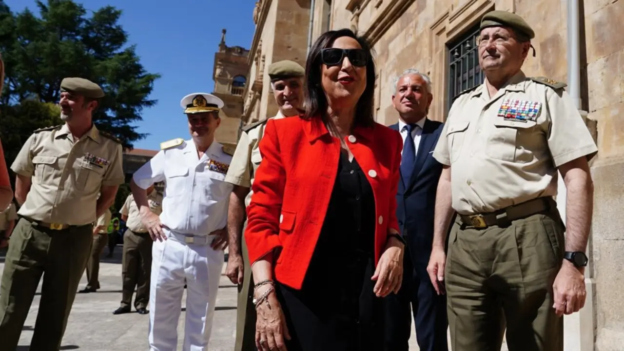  Cuartel General de Arroquia en Salamanca, la Ministra Margarita Robles impone medallas a varios soldados destinados durante la DANA en Valencia<br>- MANU LAYA 