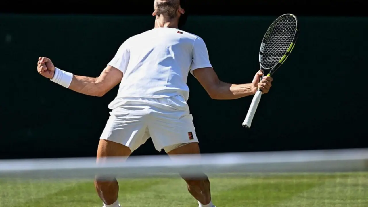  Alcaraz celebra su victoria sobre Fritz en la semifinal de Wimbledon 