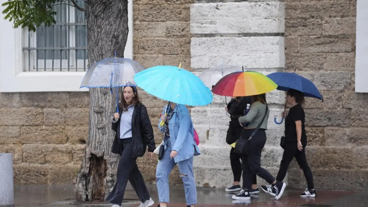  Archivo - Transeuntes bajo sus paraguas durante la intensa lluvia. A 11 de octubre de 2024, en C&aacute;diz (Andaluc&iacute;a, Espa&ntilde;a).<br>- Joaquin Corchero - Europa Press - Archivo 