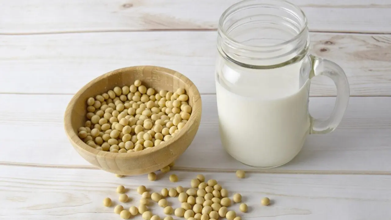  Semillas de soja, junto a la bebida procedente de esta leguminosa. 