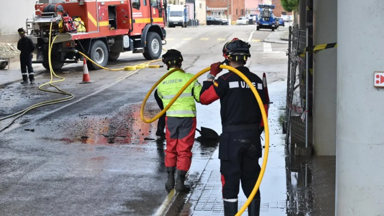  Efectivos de la Unidad Militar de Emergencias (UME) durante las labores de limpieza y desescombro en Gris&eacute;n por las fuertes lluvias del viernes 11 de julio, a 12 de julio de 2025, en Gris&eacute;n, Arag&oacute;n (Espa&ntilde;a).<br>- Ram&oacute;n Comet - Europa Press 