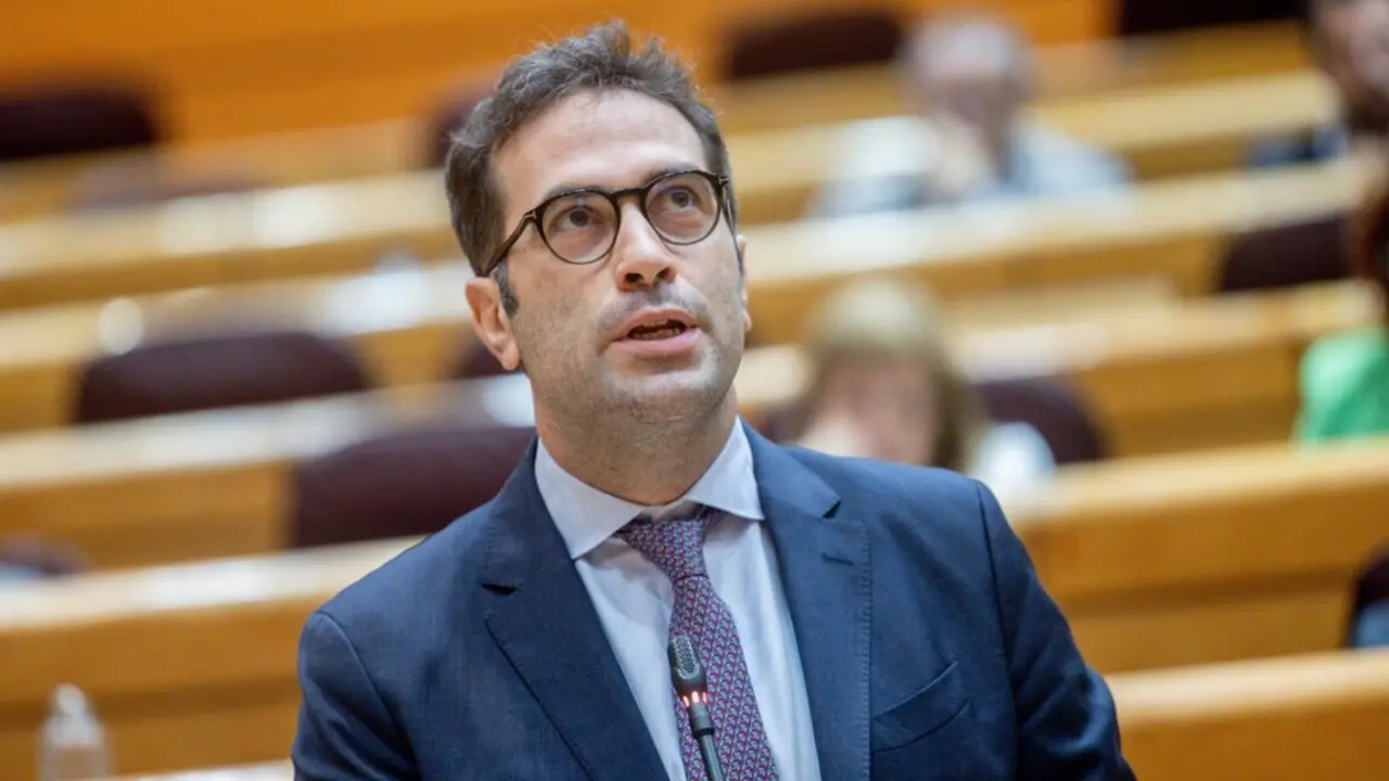  El ministro de Econom&iacute;a, Comercio y Empresa, Carlos Cuerpo, interviene durante un pleno en el Senado, a 17 de junio de 2025, en Madrid (Espa&ntilde;a). Esta es la primera sesi&oacute;n de control en el Senado a la que se enfrenta el Gobierno de coalici&oacute;n tras la crisis<br>- Ricardo Rubio - Europa Press 