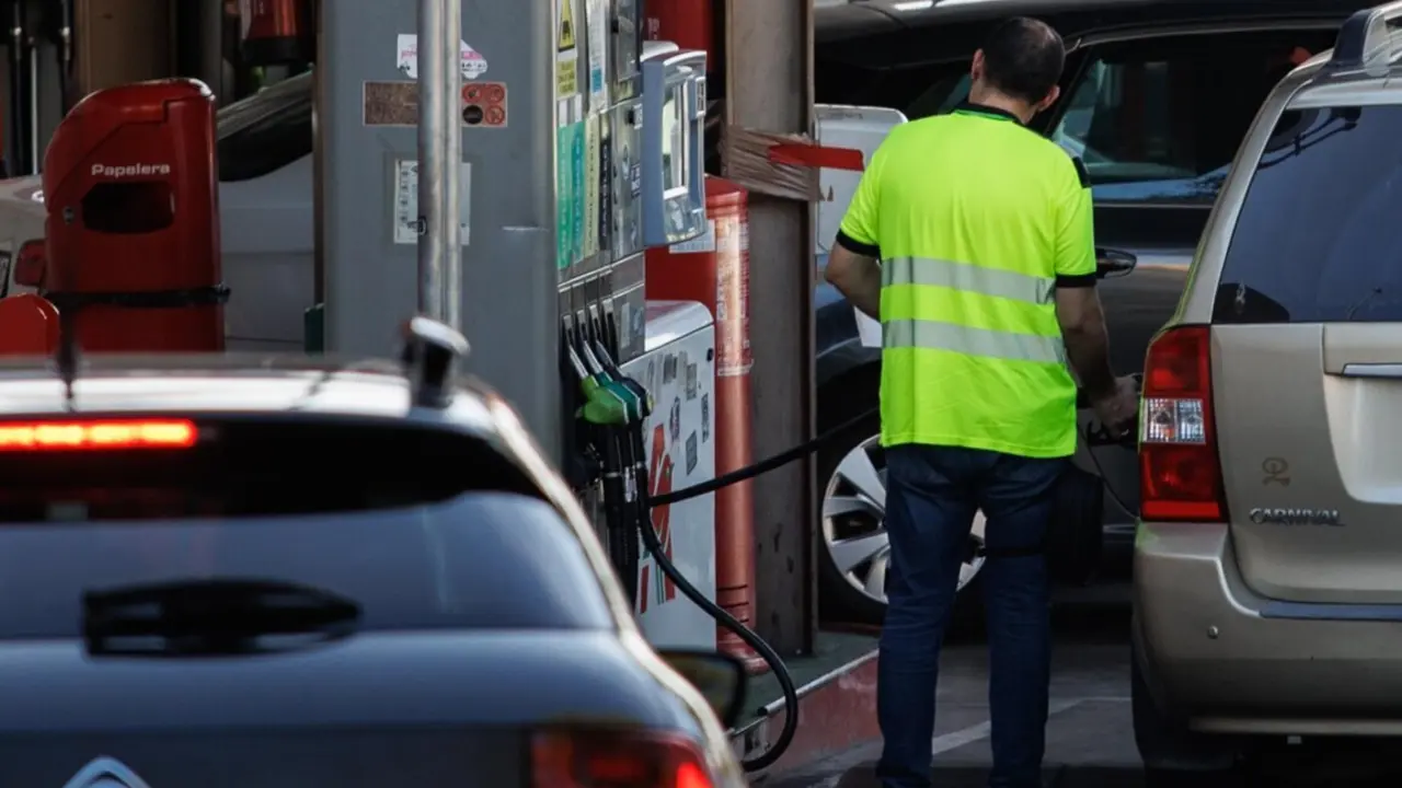  Archivo - Un hombre echa carburante a su veh&iacute;culo en una gasolinera, a 11 de octubre de 2023, en Madrid (Espa&ntilde;a). Tras m&aacute;s de tres meses seguidos con subidas en los precios de los carburantes, las gasolineras han comenzado a rebajar los precios, siendo el - Alejandro Mart&iacute;nez V&eacute;lez - Europa Press - Archivo 