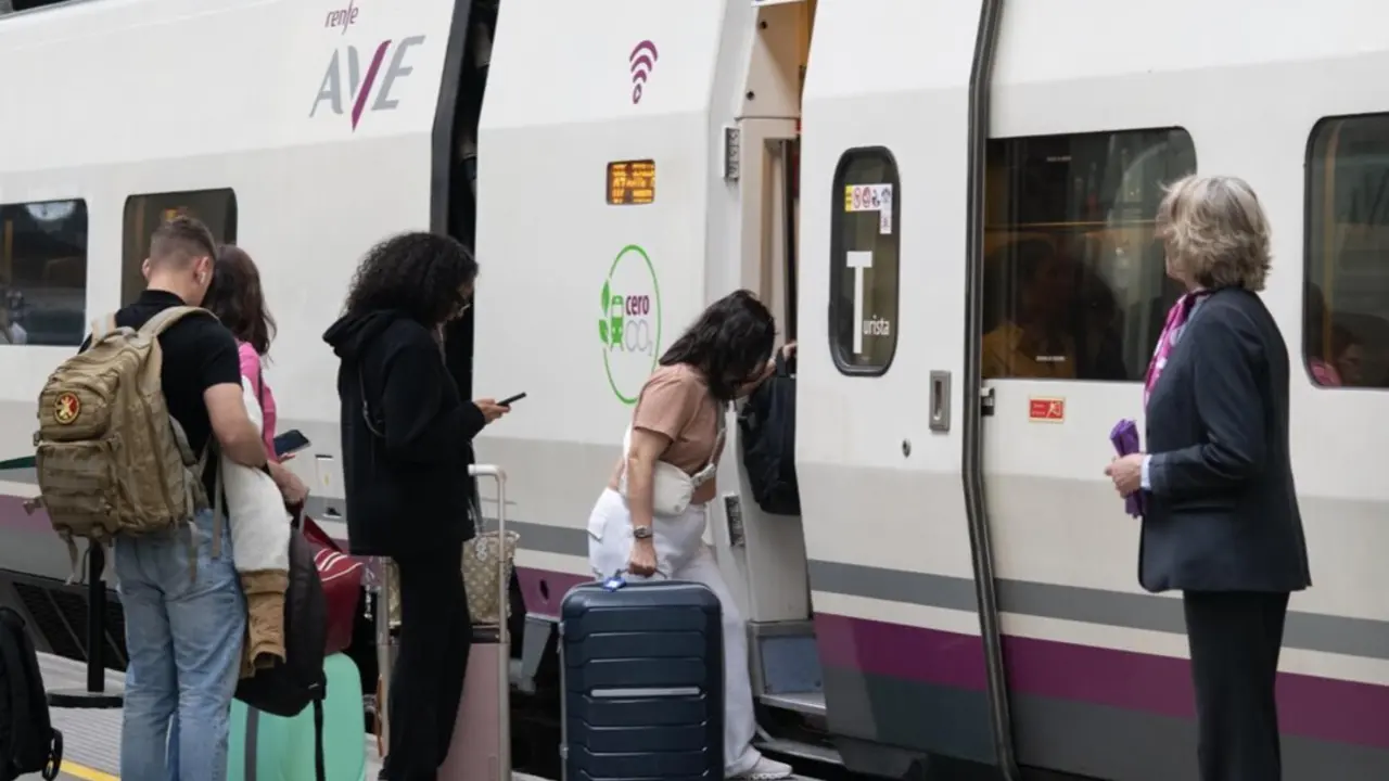  Archivo - Viajeros en un AVE Sevilla-Madrid. - RENFE - Archivo | EP 