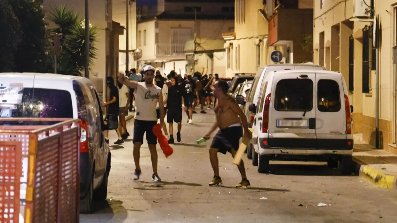  Varias personas durante los altercados en Torre Pacheco<br>- Mart&iacute;n C. - Europa Press 