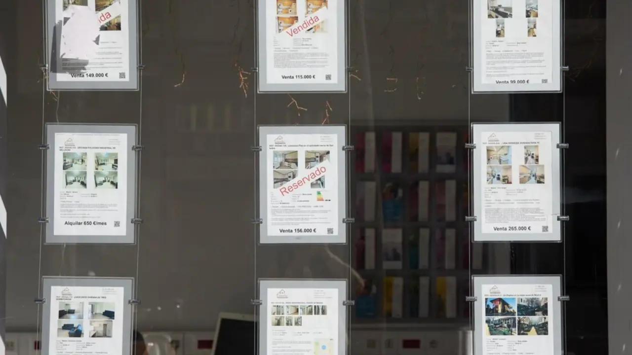  Archivo - Anuncios de pisos en venta en una inmobiliaria, en Madrid (Espa&ntilde;a).<br>- Jes&uacute;s Hell&iacute;n - Europa Press - Archivo 