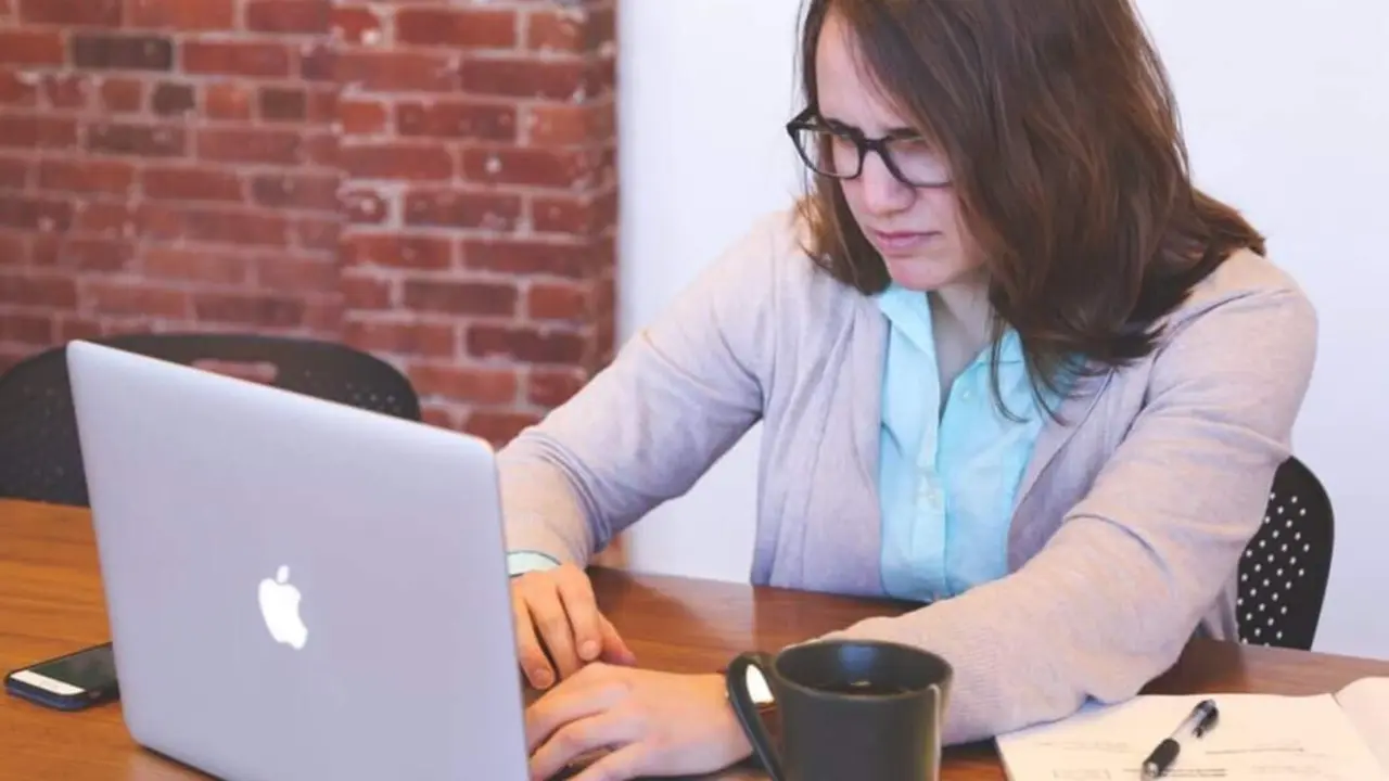  Archivo - Trabajadora estresada - EUROPA PRESS - Archivo 