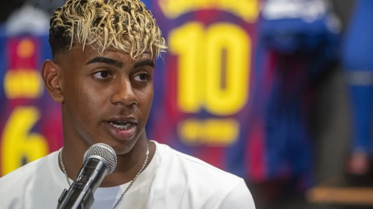  El futbolista Lamine Yamal atiende a los medios de comunicaci&oacute;n tras firmar su contrato con el FC Barcelona.<br>- Lorena Sop&ecirc;na - Europa Press 