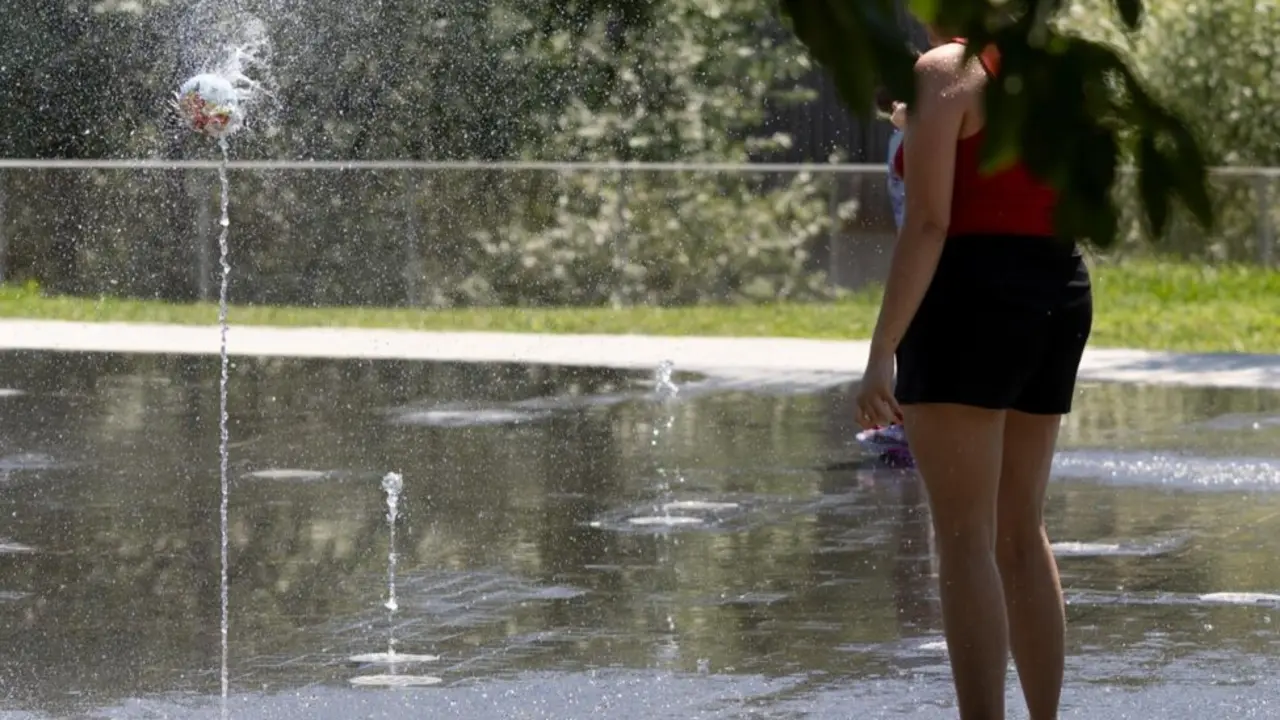  Una persona jugando con agua, a 16 de julio de 2025, en Madrid (Espa&ntilde;a).<br>- Eduardo Parra - Europa Press 