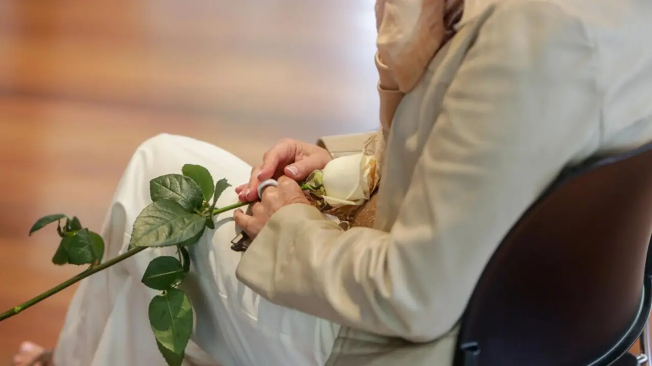  Persona contrayente con una flora en la mano. 