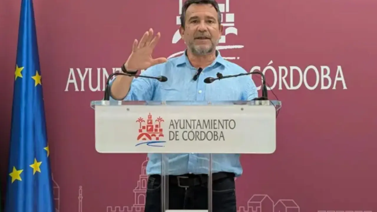  Dos personas con ropa veraniega y sombreros. A 18 de julio de 2025, en M&aacute;laga (Andaluc&iacute;a, Espa&ntilde;a).<br>- &Aacute;lex Zea - Europa Press 