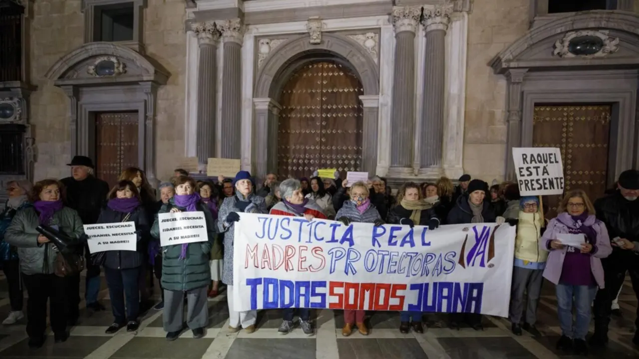  Archivo - Un grupo de personas participan en la concentraci&oacute;n a favor de Juana Rivas, en una imagen de archivo<br>- &Aacute;lex C&aacute;mara - Europa Press - Archivo 