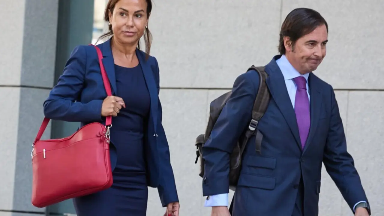  La ex presidenta de Adif, Isabel Pardo de Vera (i), a su llegada a declarar como imputada por el &lsquo;caso Koldo&rsquo; en la Audiencia Nacional (AN), a 21 de julio de 2025, en Madrid (Espa&ntilde;a). El juez de la Audiencia Nacional ha citado a declarar como imputados po<br>- Jes&uacute;s Hell&iacute;n - Europa Press 