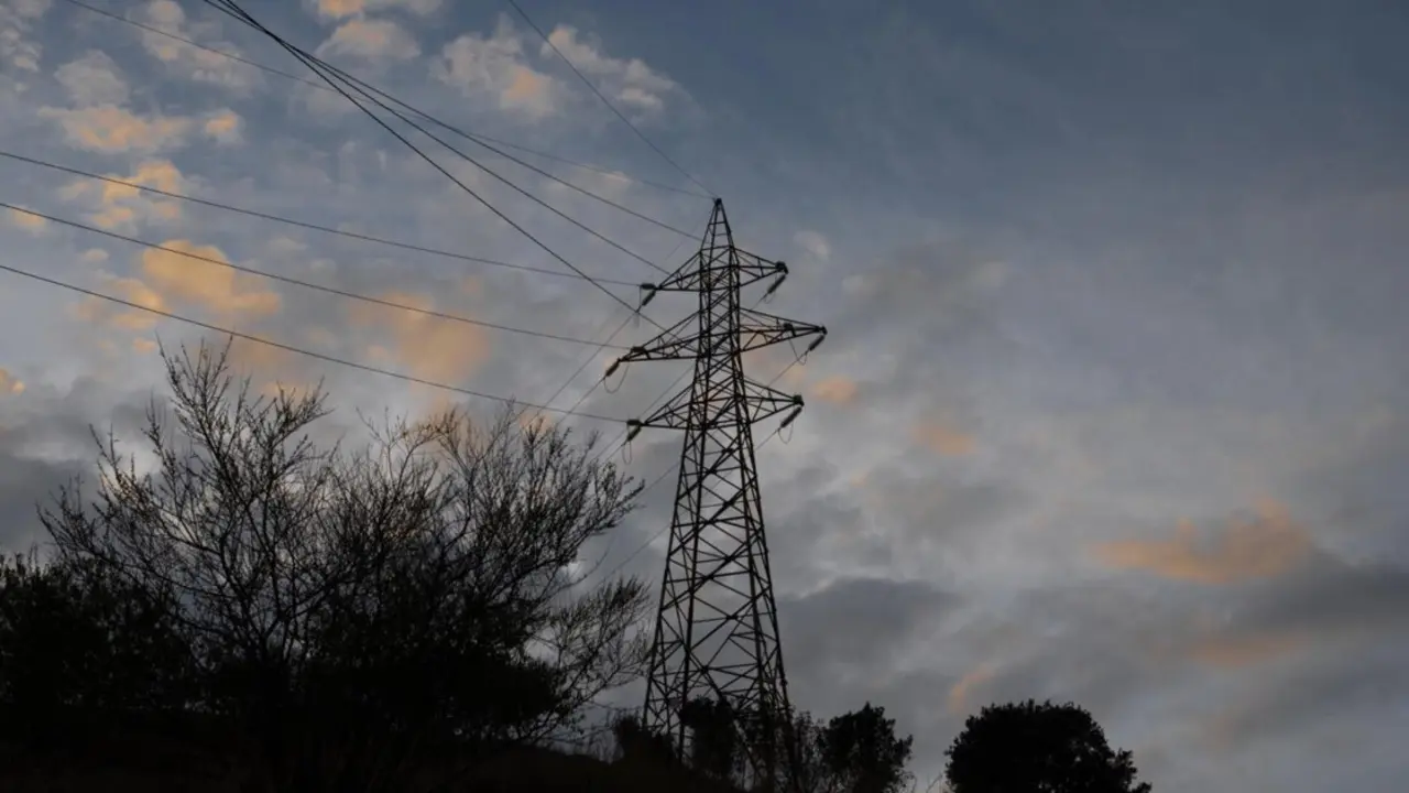  Archivo - Tendido el&eacute;ctrico, a 31 de diciembre de 2022, en Barcelona<br>- David Zorrakino - Europa Press - Archivo 