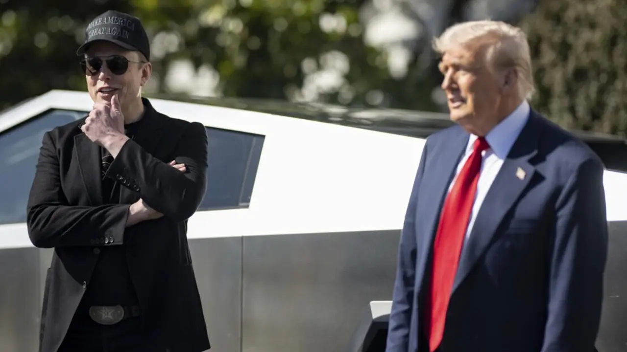  Archivo - El presidente de EEUU, Donald Trump, recibe el multimillonario Elon Musk y varios de sus veh&iacute;culos Tesla en la Casa Blanca<br>- Molly Riley/White House/Planet P / DPA - Archivo 