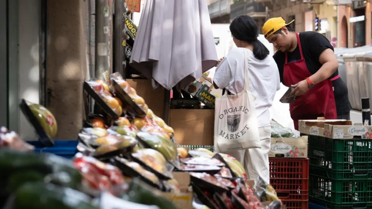  Archivo - Trabajador en una fruter&iacute;a<br>- David Zorrakino - Europa Press - Archivo 