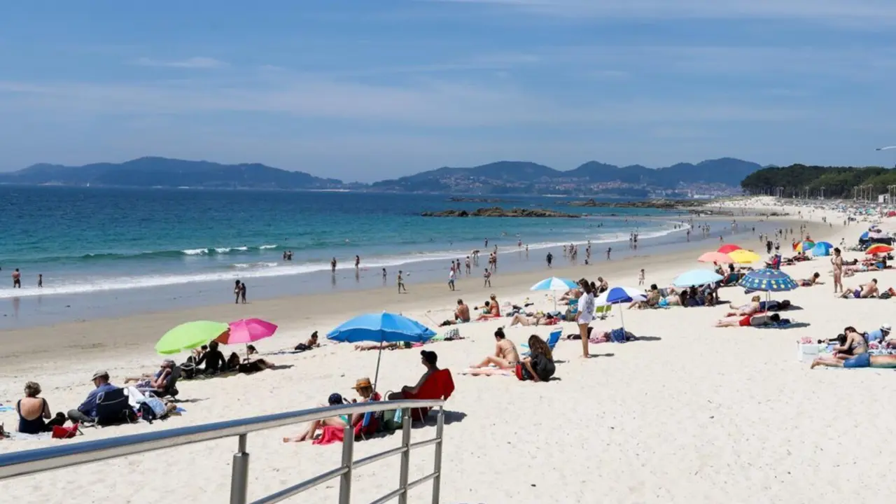  Archivo - Varias personas se ba&ntilde;an y toman el sol en la playa de Samil, en Vigo, Pontevedra, Galicia (Espa&ntilde;a).<br>- Marta V&aacute;zquez Rodr&iacute;guez - Europa Press - Archivo 