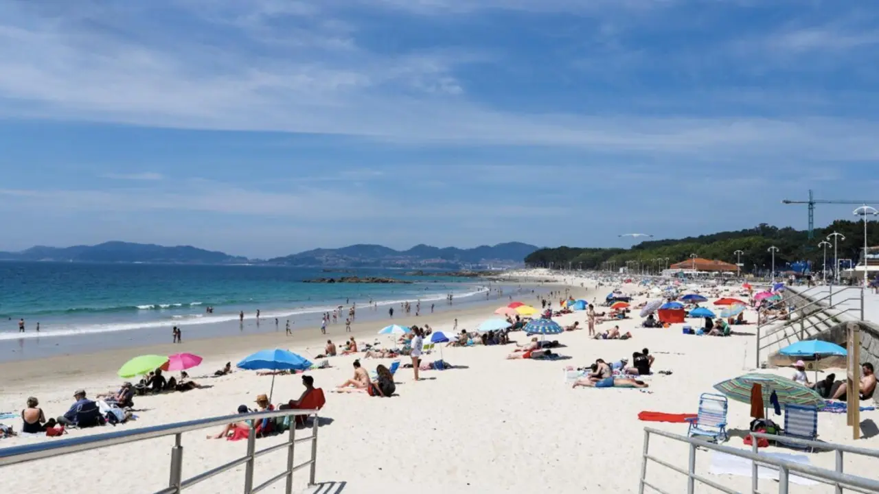 Archivo - Varias personas se ba&ntilde;an y toman el sol en la playa de Samil, en Vigo, Pontevedra, Galicia (Espa&ntilde;a).<br>- Marta V&aacute;zquez Rodr&iacute;guez - Europa Press - Archivo 