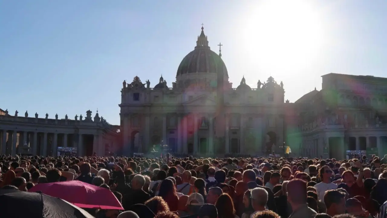  Archivo - Miles de personas ante la plaza de San Pedro, el d&iacute;a de la fumata blanca.<br>- EUROPA PRESS - Archivo 