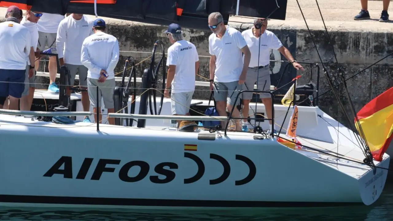  El Rey Felipe VI embarca "Aifos" a 27 de Julio de 2025 en Mallorca (Espa&ntilde;a).<br>- Ra&uacute;l Terrel - Europa Press 