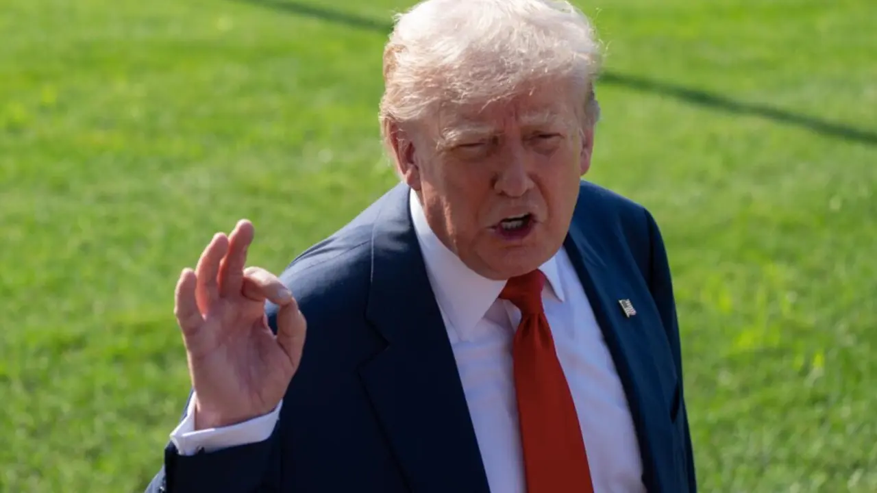  25 July 2025, US, Washington: US President Donald Trump speaks to the media before heading to Scotland this weekend for meetings and to play golf. Photo: Andrew Leyden/ZUMA Press Wire/dpa<br>- Andrew Leyden/ZUMA Press Wire/dp / DPA | EP 