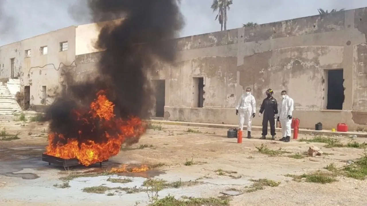  Bomberos de Melilla haciendo uno de sus pr&aacute;cticas con fuego real.<br>- CONSEJER&Iacute;A DE SEGURIDAD CIUDADANA | EP 