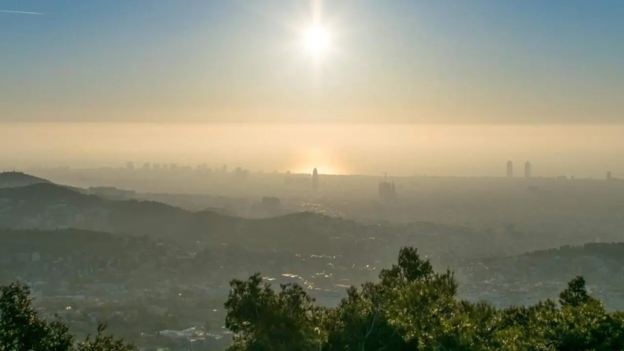  Archivo - Bruma de contaminaci&oacute;n sobre Barcelona. - ALFONS PUERTAS - Archivo 