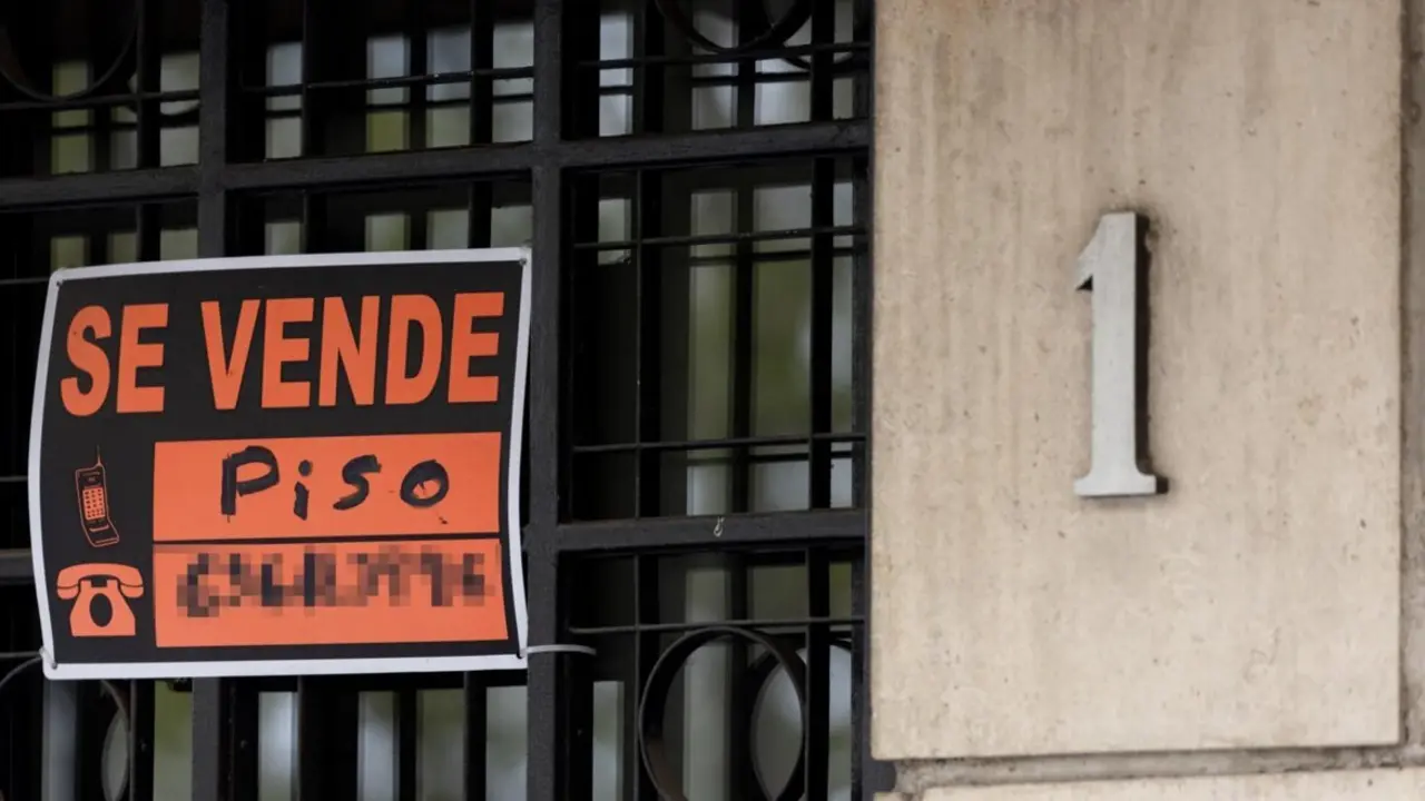  Archivo - Vista de un cartel de 'Se vende' en un portal de un edificio, a 8 de abril de 2024, en Madrid (Espa&ntilde;a).<br>- Eduardo Parra - Europa Press - Archivo 