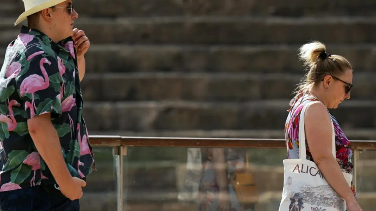  Personas con ropa veraniega y sombreros. A 18 de julio de 2025, en M&aacute;laga (Andaluc&iacute;a, Espa&ntilde;a).<br>- &Aacute;lex Zea - Europa Press 