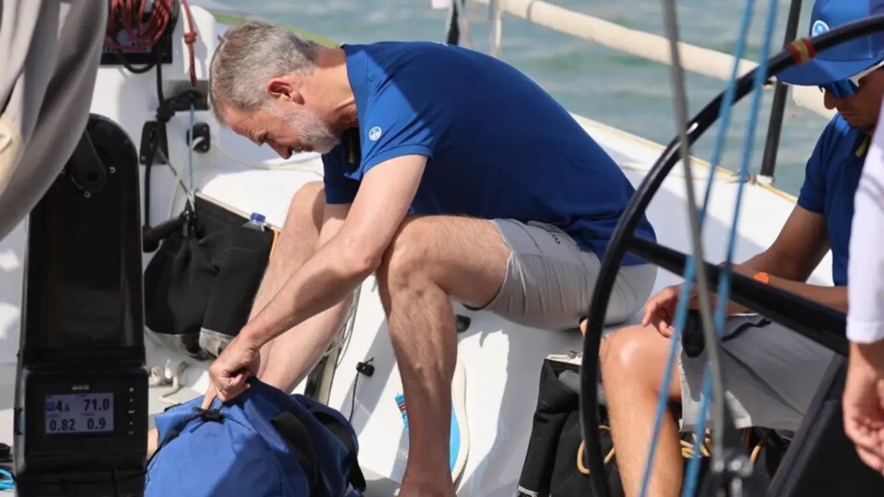  Felipe VI, descalzo y como uno m&aacute;s, al tim&oacute;n del Aifos en el estreno de la Copa del Rey de vela<br>- EUROPA PRESS 