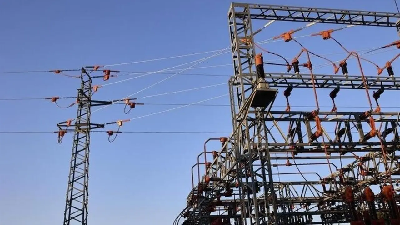  Una central el&eacute;ctrica, a 21 de agosto de 2021, en Madrid (Espa&ntilde;a). El precio medio diario de la electricidad en el mercado mayorista caer&aacute; este domingo un 8,74%, por lo que desciende por segunda jornada consecutiva, aunque se mantendr&aacute; por encima de los 1 - Jes&uacute;s Hell&iacute;n - Europa Press 