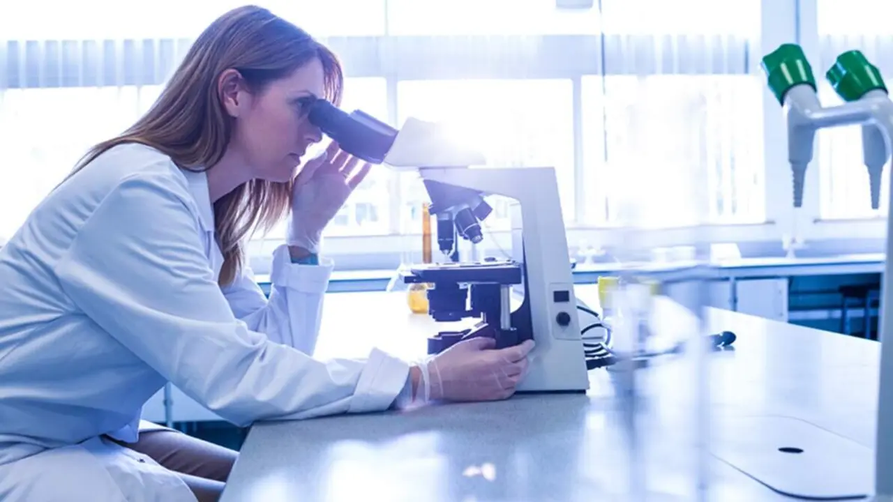  Investigadora en un laboratorio. 