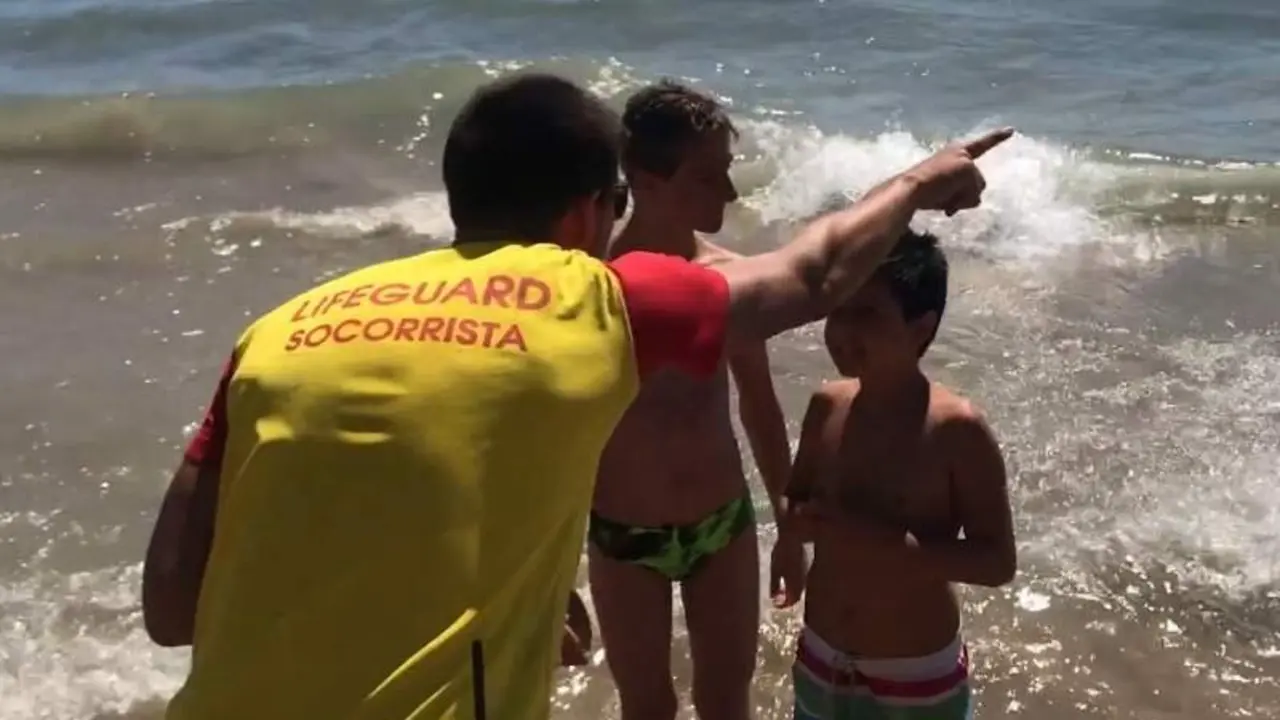  Un socorrista da consejos a una ni&ntilde;os en una playa./RFESS 
