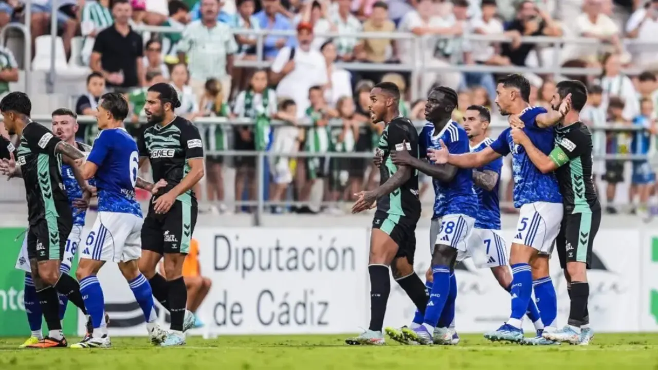  Los jugadores del Real Betis y el Como separando a los implicados en la tangana 