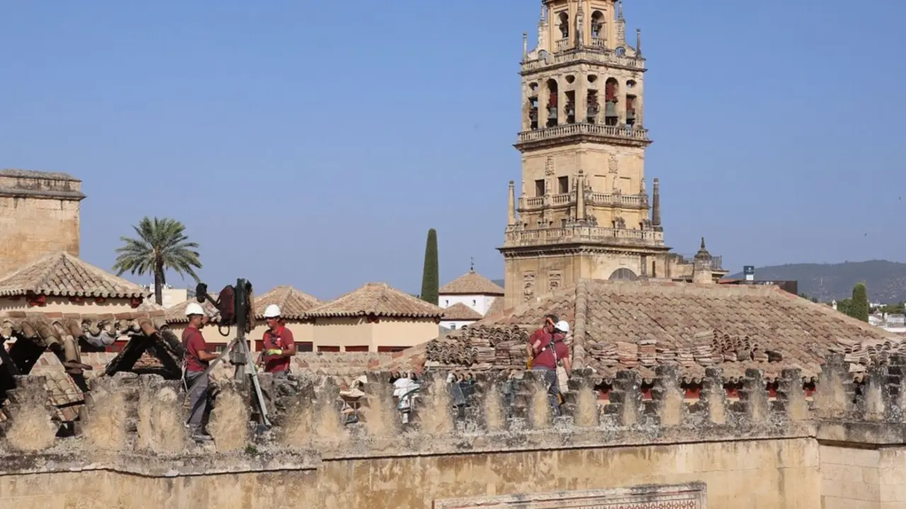  Archivo - Montaje de los andamios de la restauraci&oacute;n de la primera torre de la Bas&iacute;lica de Nuestra Se&ntilde;ora del Pilar de Zaragoza.<br>- EUROPA PRESS - Archivo 