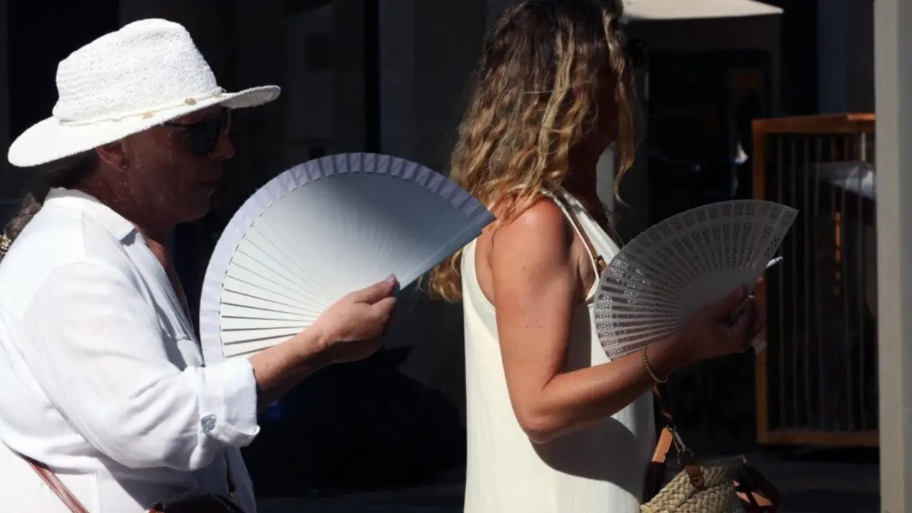  Viandantes soportan las altas temperaturas por las calles de M&aacute;laga, A 12 de agosto de 2025 en M&aacute;laga, Andaluc&iacute;a (Espa&ntilde;a).<br>- &Aacute;lex Zea - Europa Press 