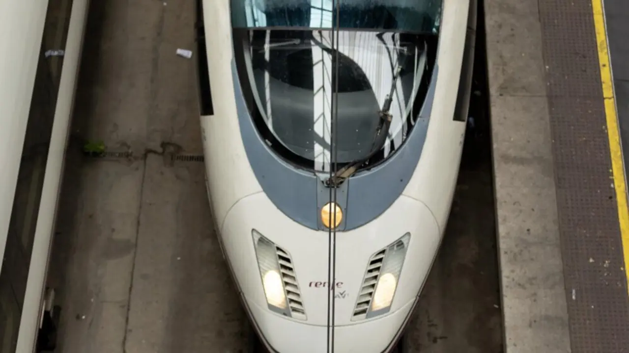  Archivo - Un tren Ave en las v&iacute;as espera para salir en la estaci&oacute;n de Atocha - Eduardo Parra - Europa Press - Archivo 