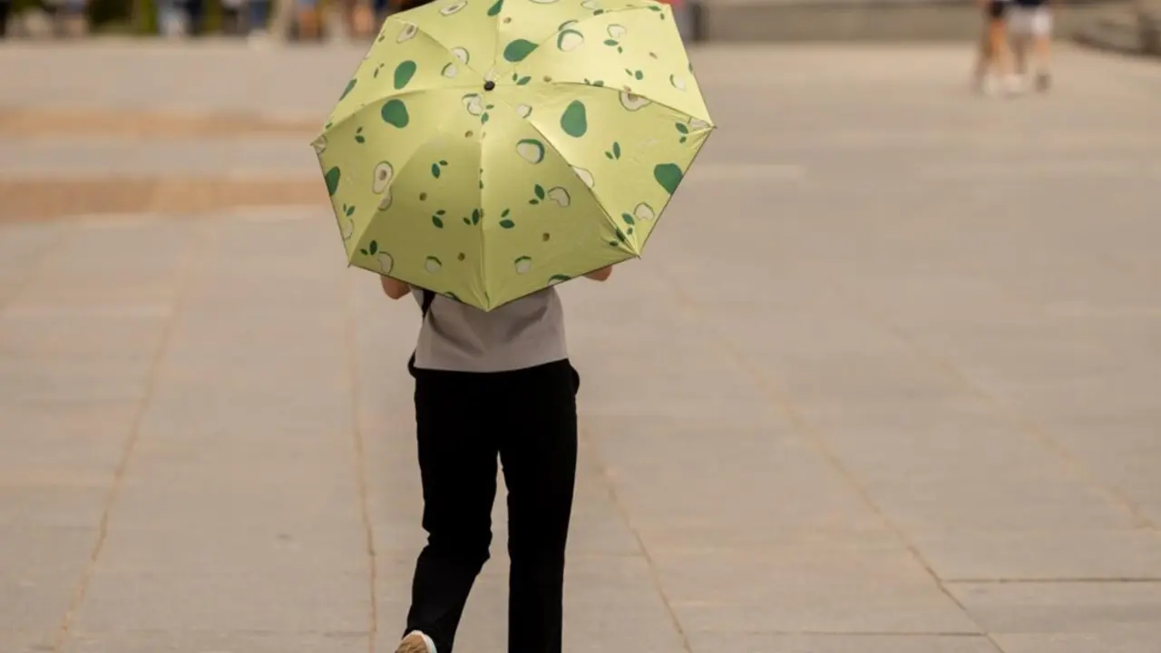  Archivo - Un hombre camina por la calle con paraguas<br>- Eduardo Parra - Europa Press - Archivo 