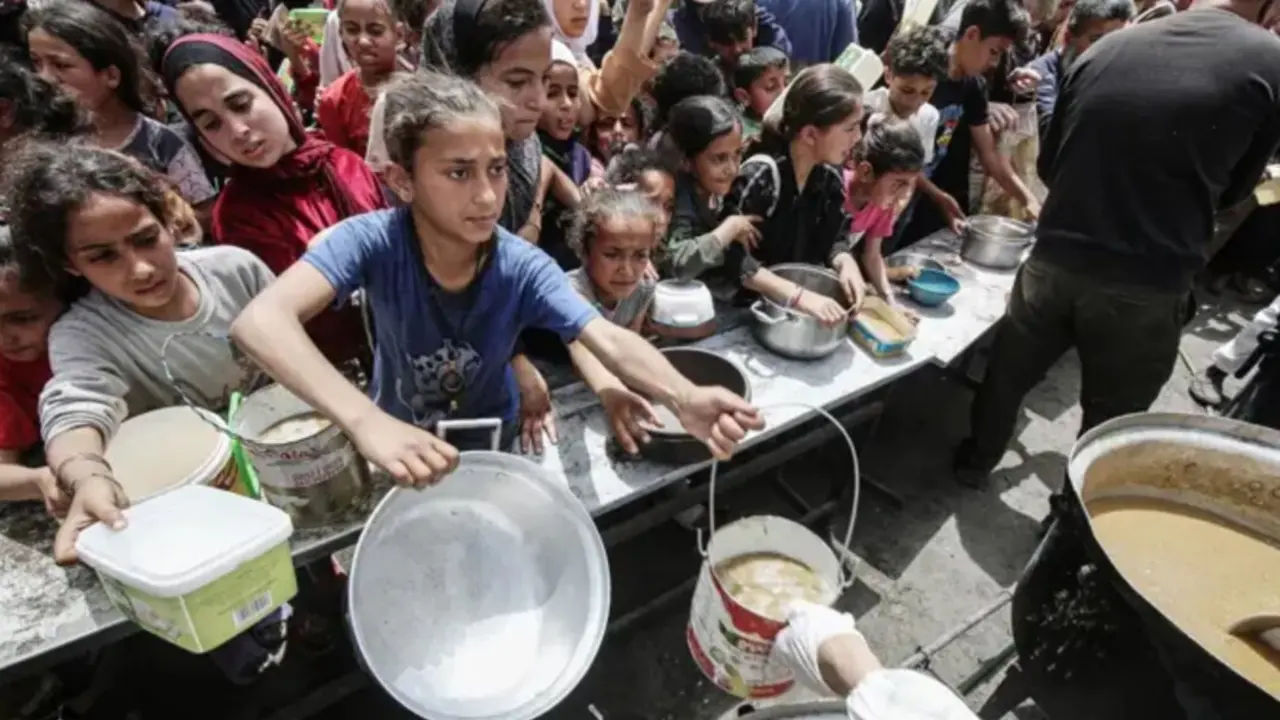  Archivo - Imagen de archivo de un grupo de palestinos esperando para recibir ayuda alimentaria en Gaza.<br>- Europa Press/Contacto/Omar Ashtawy - Archivo 