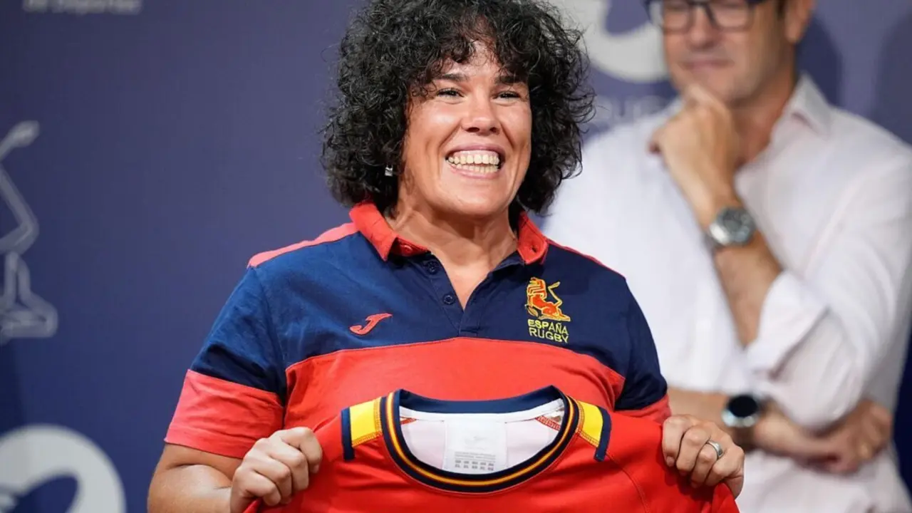  Laura Delgado, capitana de la selecci&oacute;n espa&ntilde;ola de rugby, posando con la camiseta que lucir&aacute; en el Mundial 2025 en Inglaterra EUROPA PRESS 