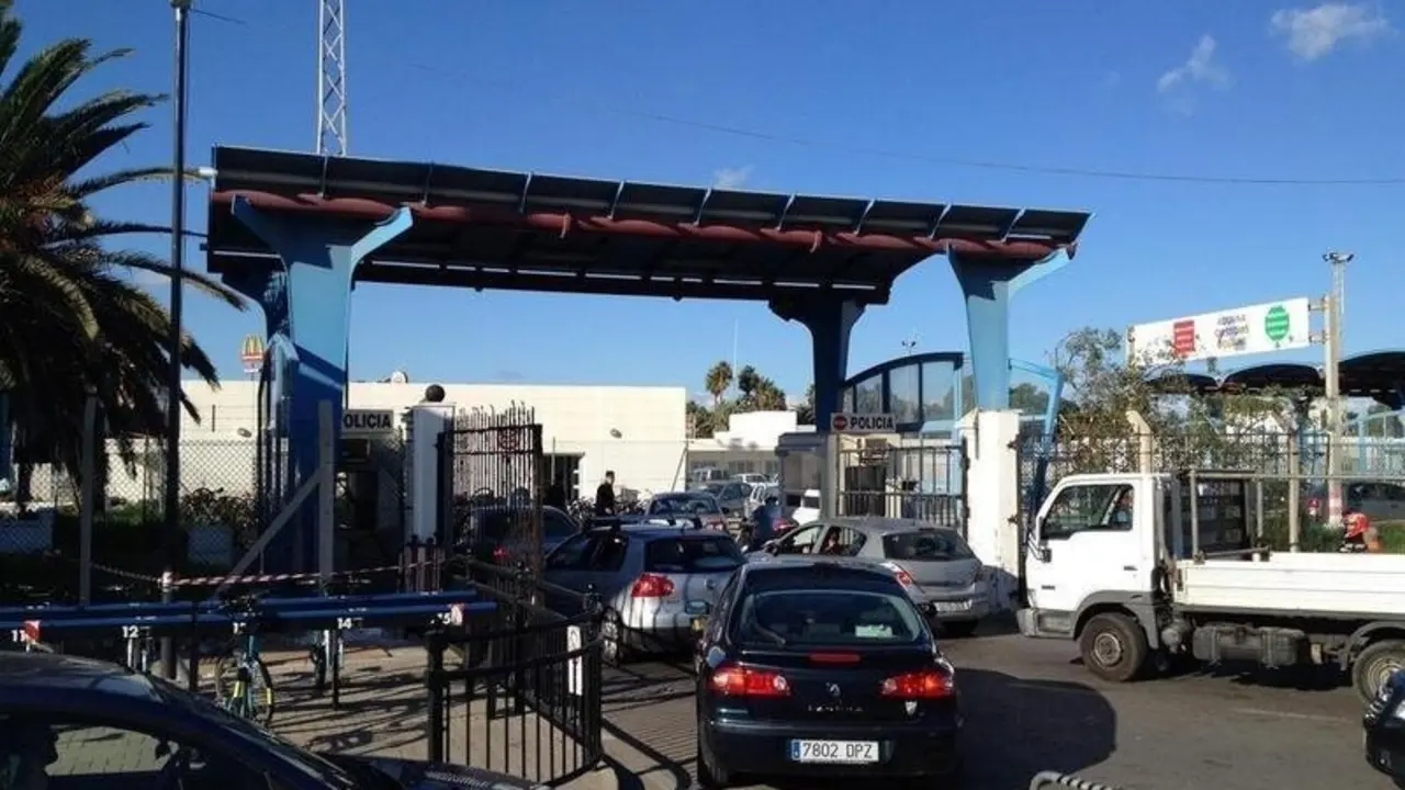  Colas de veh&iacute;culos al cruzar la verja de Gibraltar - EUROPA PRESS - Archivo 