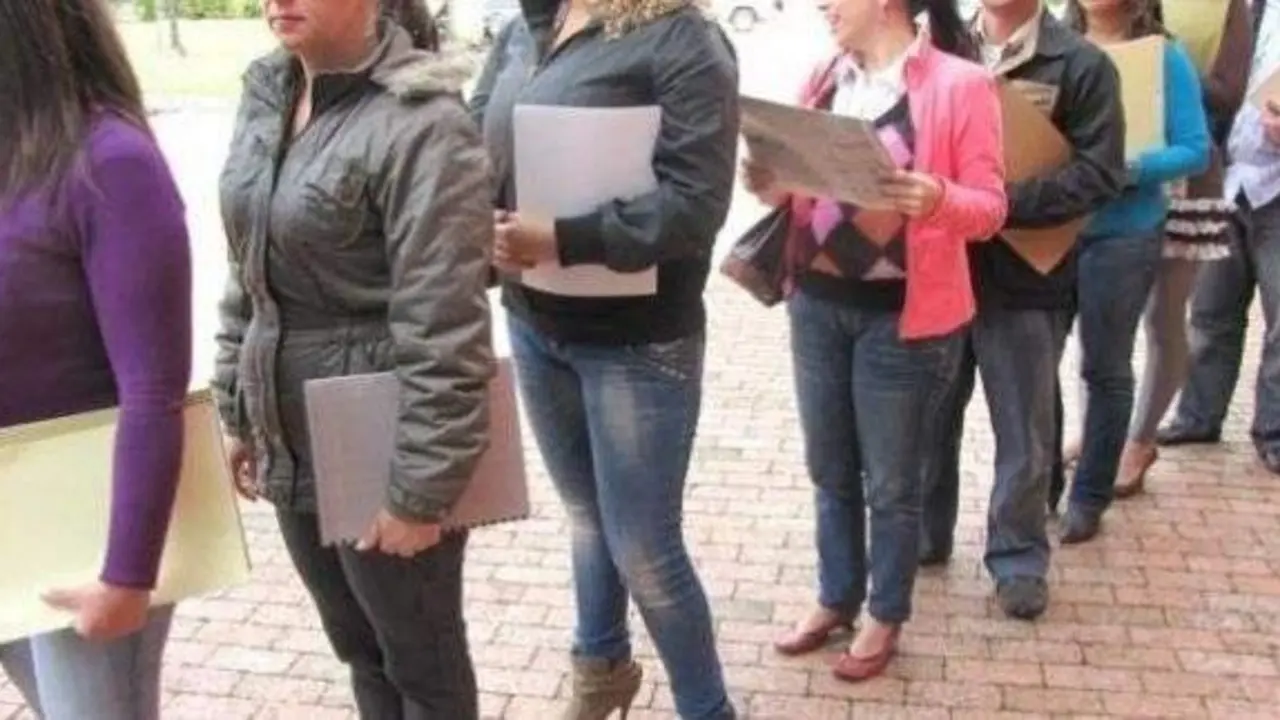  Mujeres en la cola del paro 