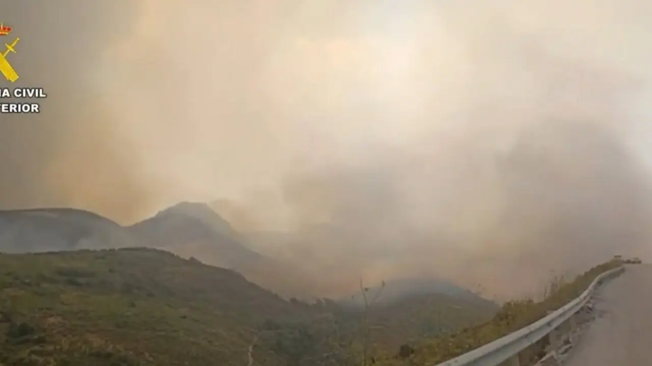  El incendio de Porto a su paso por la localidad de La Ba&ntilde;a.<br>- GUARDIA CIVIL 