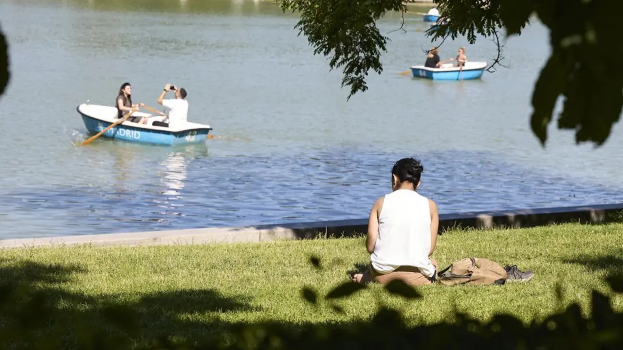  Archivo - Ciudadanos se refrescan en el parque del Retiro, a 27 de mayo de 2025, en Madrid (Espa&ntilde;a).<br>- Jes&uacute;s Hell&iacute;n - Europa Press - Archivo 