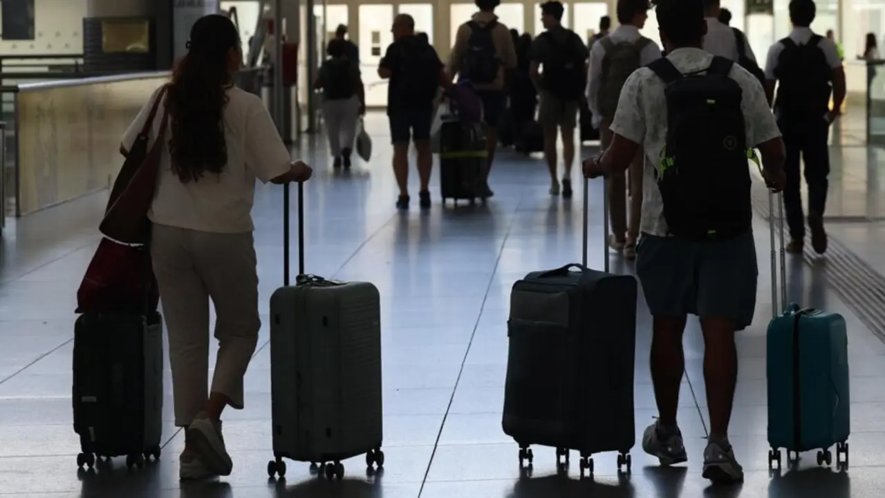  Archivo - Pasajeros durante la primera operaci&oacute;n salida del verano 2025, en la estaci&oacute;n Puerta de Atocha - Almudena Grandes, a 4 de julio de 2025, en Madrid (Espa&ntilde;a). Durante este primer fin de semana de julio, coincidiendo con la primera operaci&oacute;n salida<br>- Marta Fern&aacute;ndez - Europa Press - Archivo 