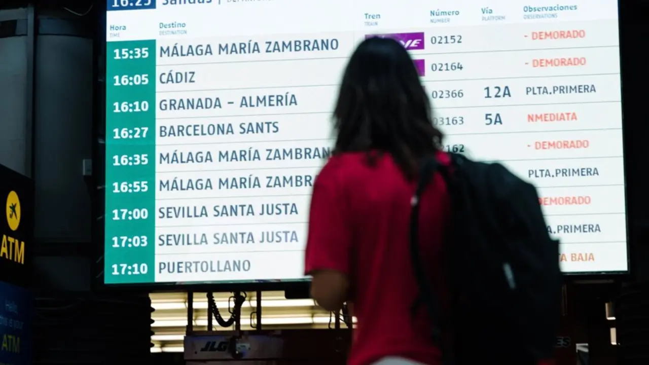  Una persona observa una pantalla informativa en la Estaci&oacute;n de Madrid - Puerta de Atocha - Almudena Grandes, a 30 de agosto de 2025, en Madrid<br>- Carlos Luj&aacute;n - Europa Press 