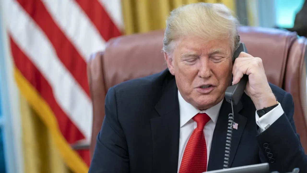  Archivo - HANDOUT - 04 September 2019, US, Washington: US President Donald Trump speaks on phone with Bahamian Prime Minister Hubert Minnis to express his condolences for the loss of life and catastrophic damage in parts of the Bahamas, after Hurricane Do - Shealah Craighead/White House/dp / DPA - Archivo 