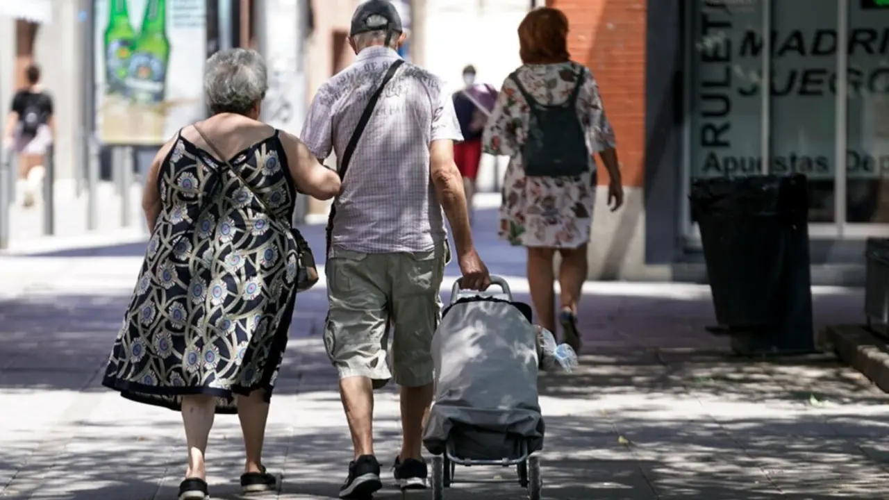  Archivo - Una pareja de ancianos camina por la calle.<br>- A. P&eacute;rez Meca - Europa Press - Archivo 
