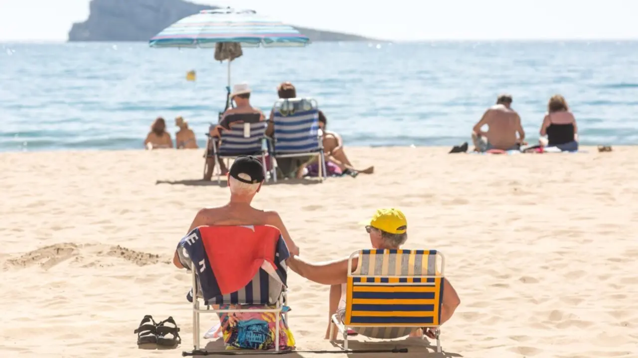  Archivo - Numerosas personas se ba&ntilde;an y toman el sol en la playa de Poniente, a 11 de marzo de 2023, en Benidorm, Alicante, Comunidad Valenciana (Espa&ntilde;a).<br>- Joaqu&iacute;n Reina - Europa Press - Archivo 