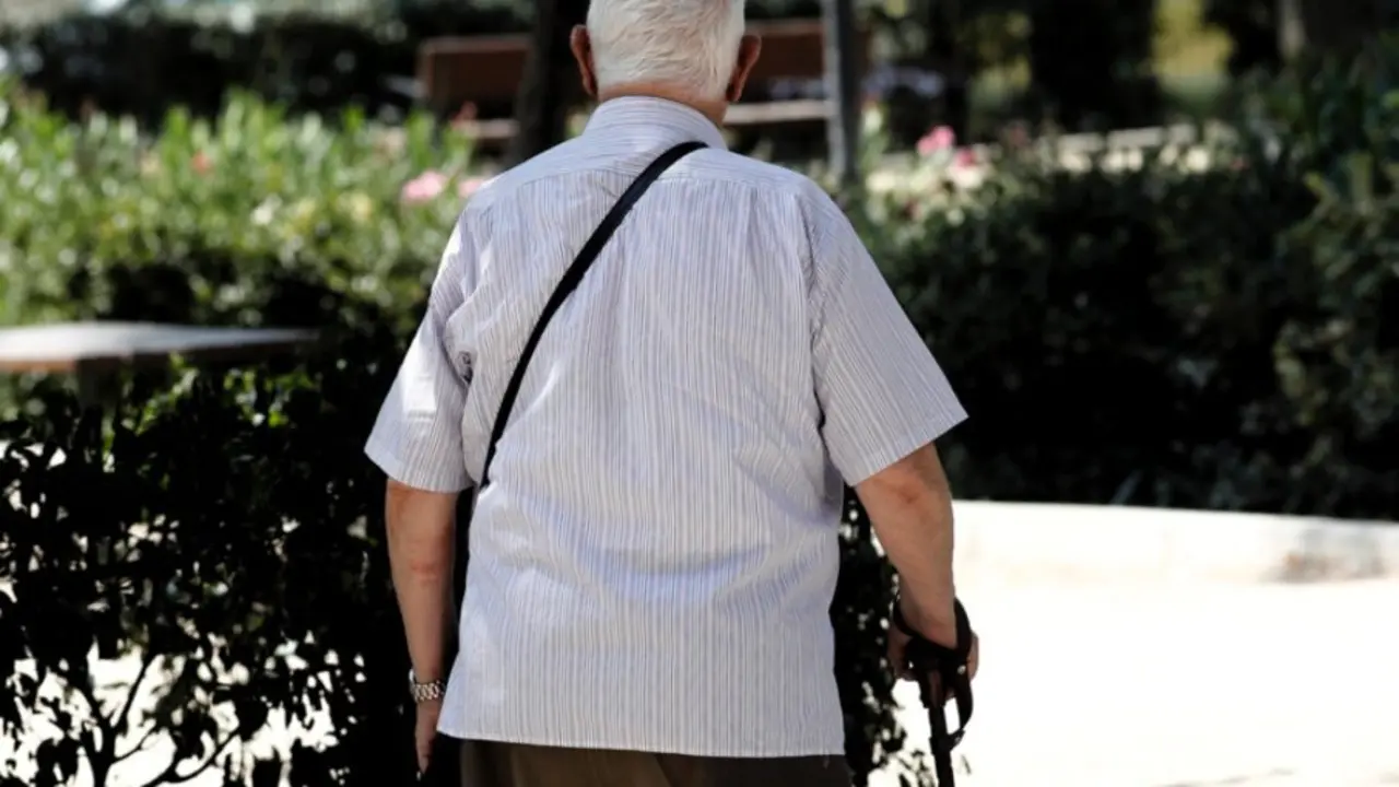  Archivo - Un pensionista paseando por una calle de Madrid<br>- Eduardo Parra - Europa Press - Archivo 